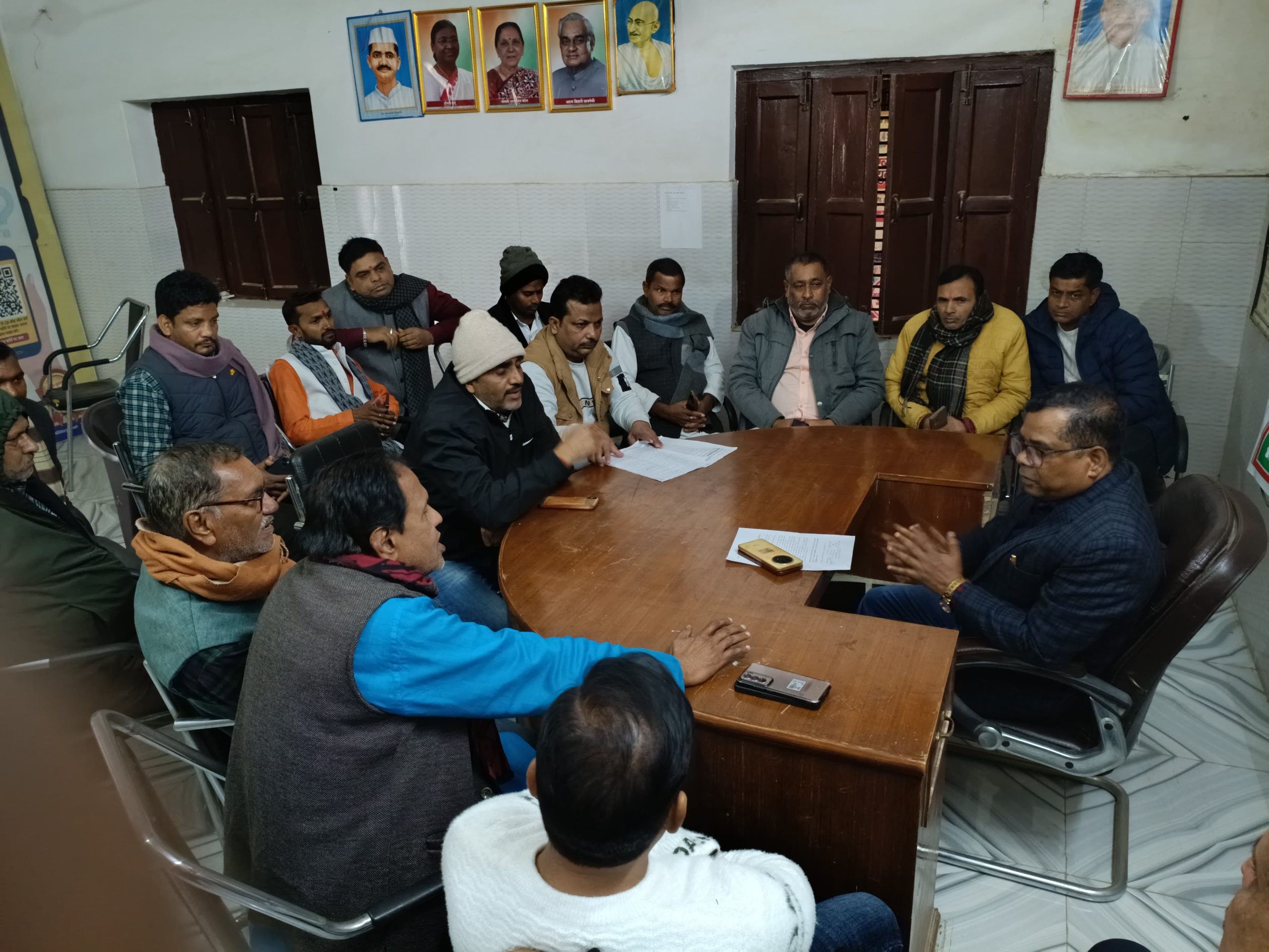 भ्रष्टाचार के आरोपों के बीच ईओ द्वारा वार्ता बीच में छोड़े जाने से भाजपा नेताओं में आक्रोश