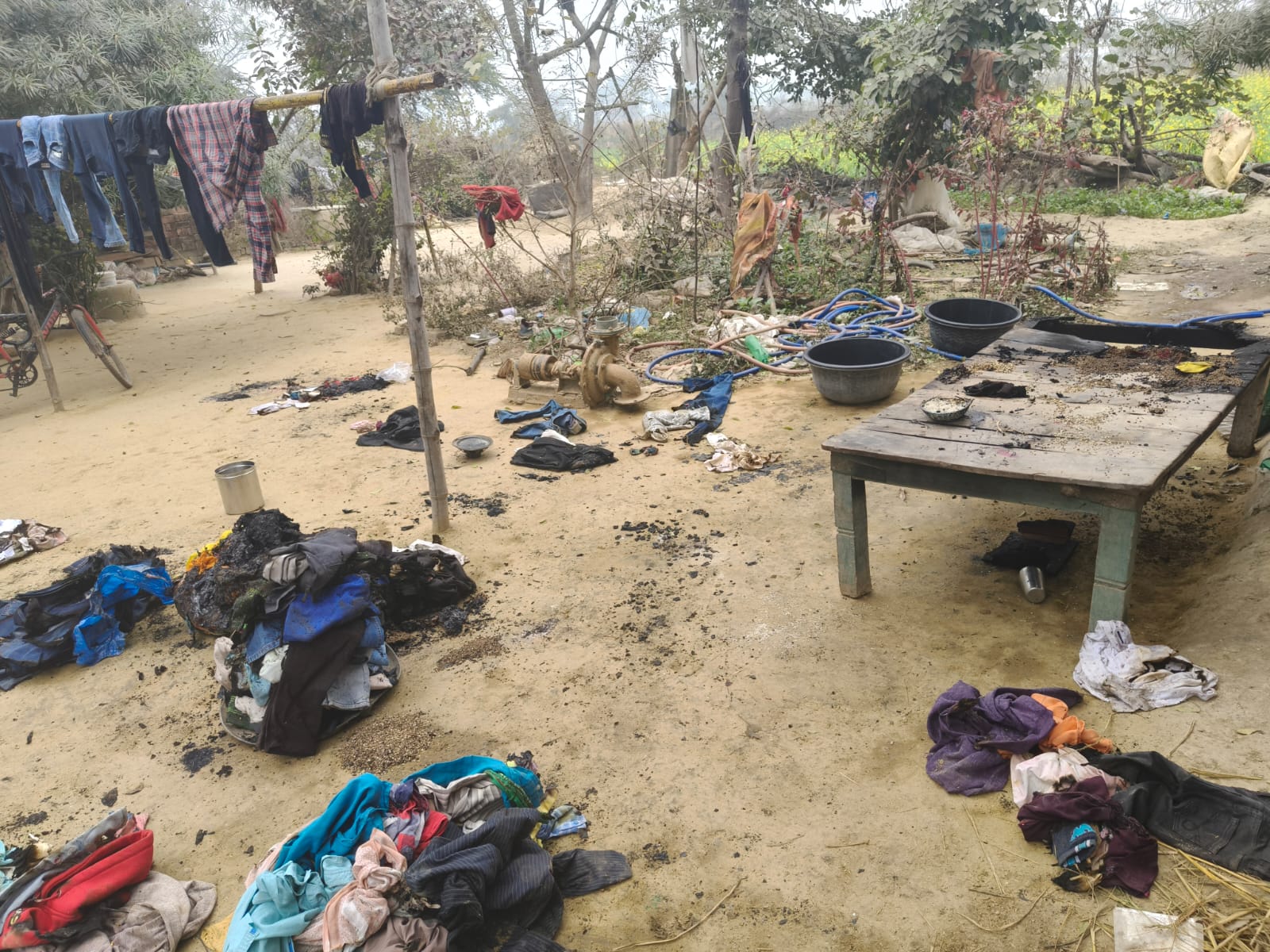 आग का तांडव: गरीब परिवार का आशियाना पल भर में राख, खुले आसमान के नीचे आई जिंदगी