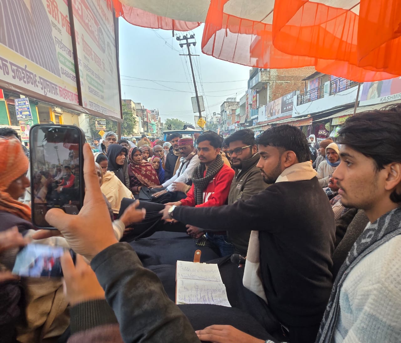 सर्दी से राहत के लिए जलालपुर में निःशुल्क कम्बल वितरण, जरूरतमंदों को मिली मदद