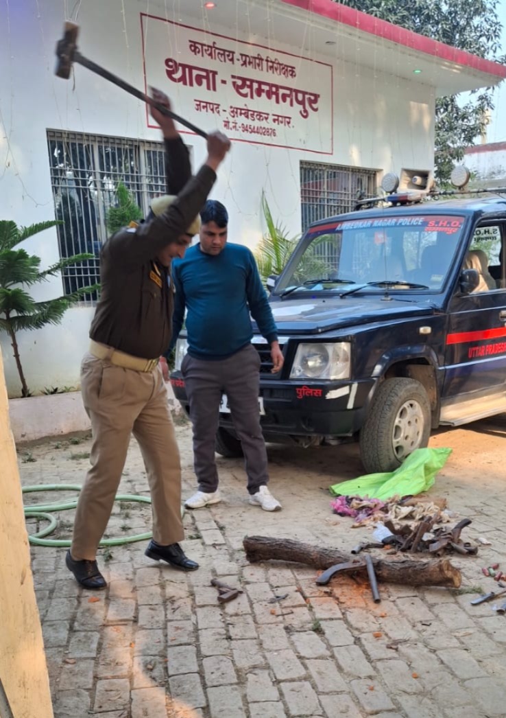 22 आर्म्स एक्ट मामलों से बरामद तमंचा व रामपुरी चाकू न्यायालय के आदेश पर नष्ट