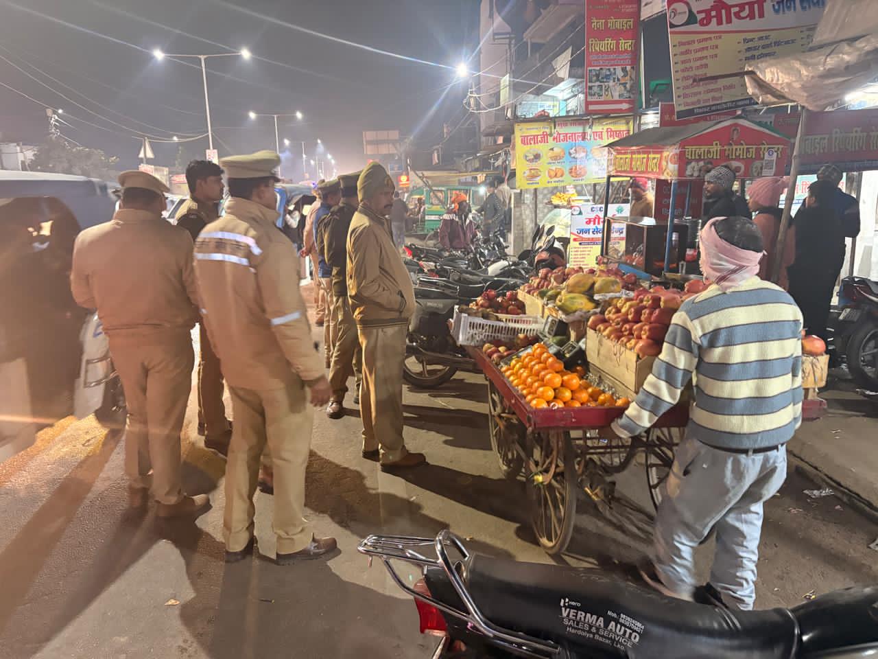 मोहनलालगंज कस्बे में अतिक्रमण पर सख्ती, सड़क किनारे खड़े वाहनों का भी कटेगा चालान