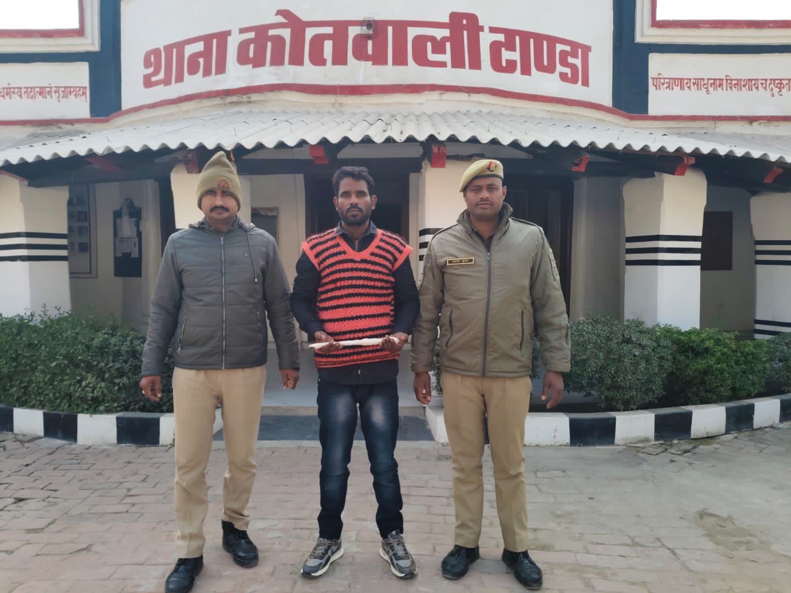 कोतवाली टाण्डा पुलिस की बड़ी कार्रवाई, अवैध चाकू के साथ शातिर अपराधी गिरफ्तार