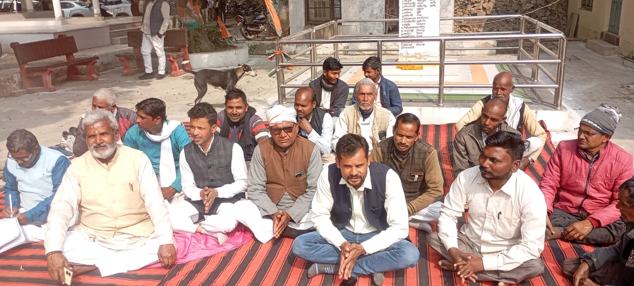 मनरेगा बचाओ अभियान के तहत जलालपुर ब्लॉक में कांग्रेस की चौपाल, मजदूरों के हक में मुखर हुई पार्टी