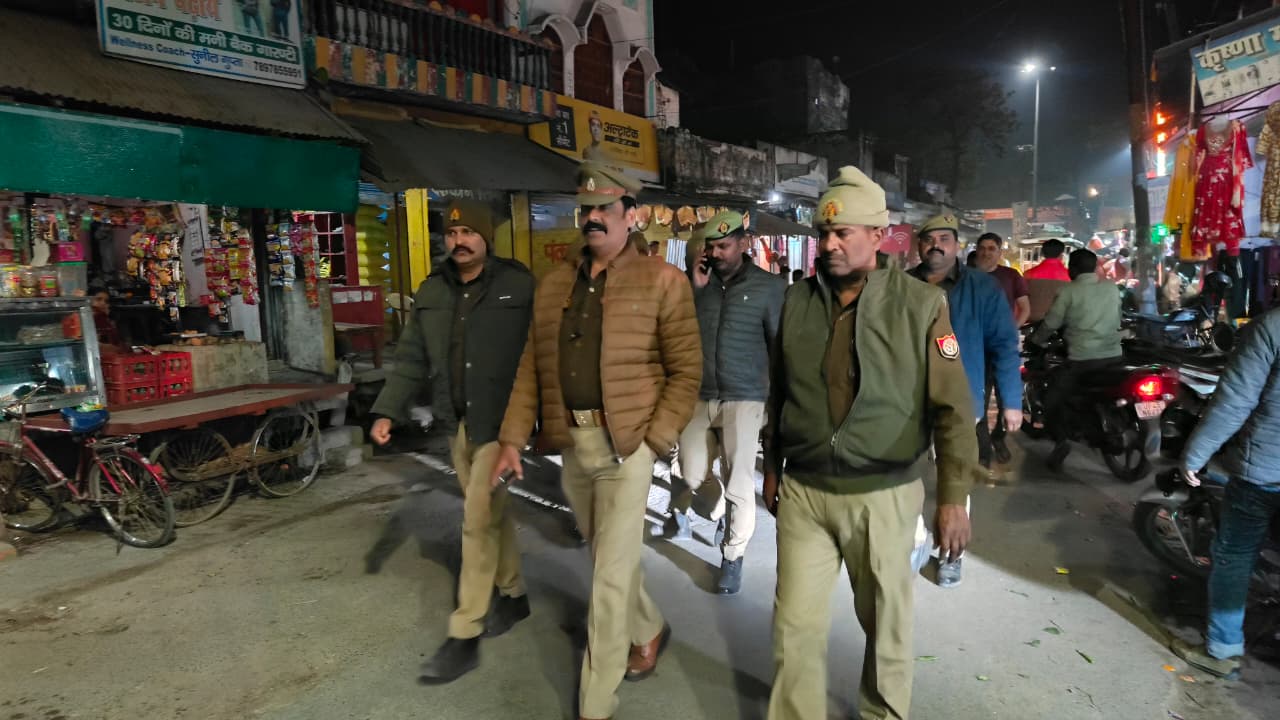 शांति व कानून व्यवस्था के लिए अम्बेडकरनगर पुलिस का सघन अभियान, बाजारों व चौराहों पर पैदल गश्त और चेकिंग