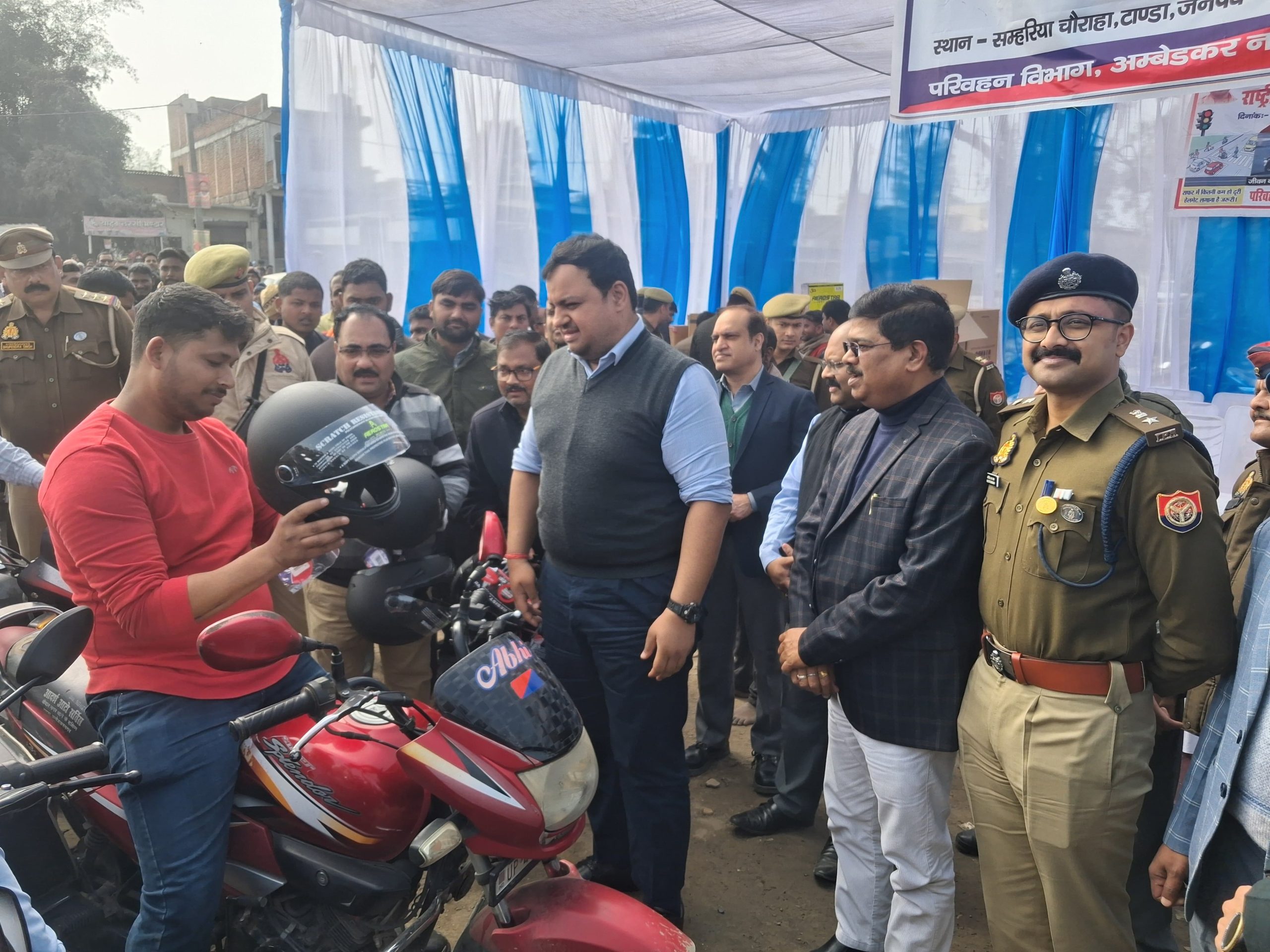 राष्ट्रीय सड़क सुरक्षा माह के तहत टांडा में हेलमेट वितरण कार्यक्रम, डीएम–एसपी ने किया जागरूक