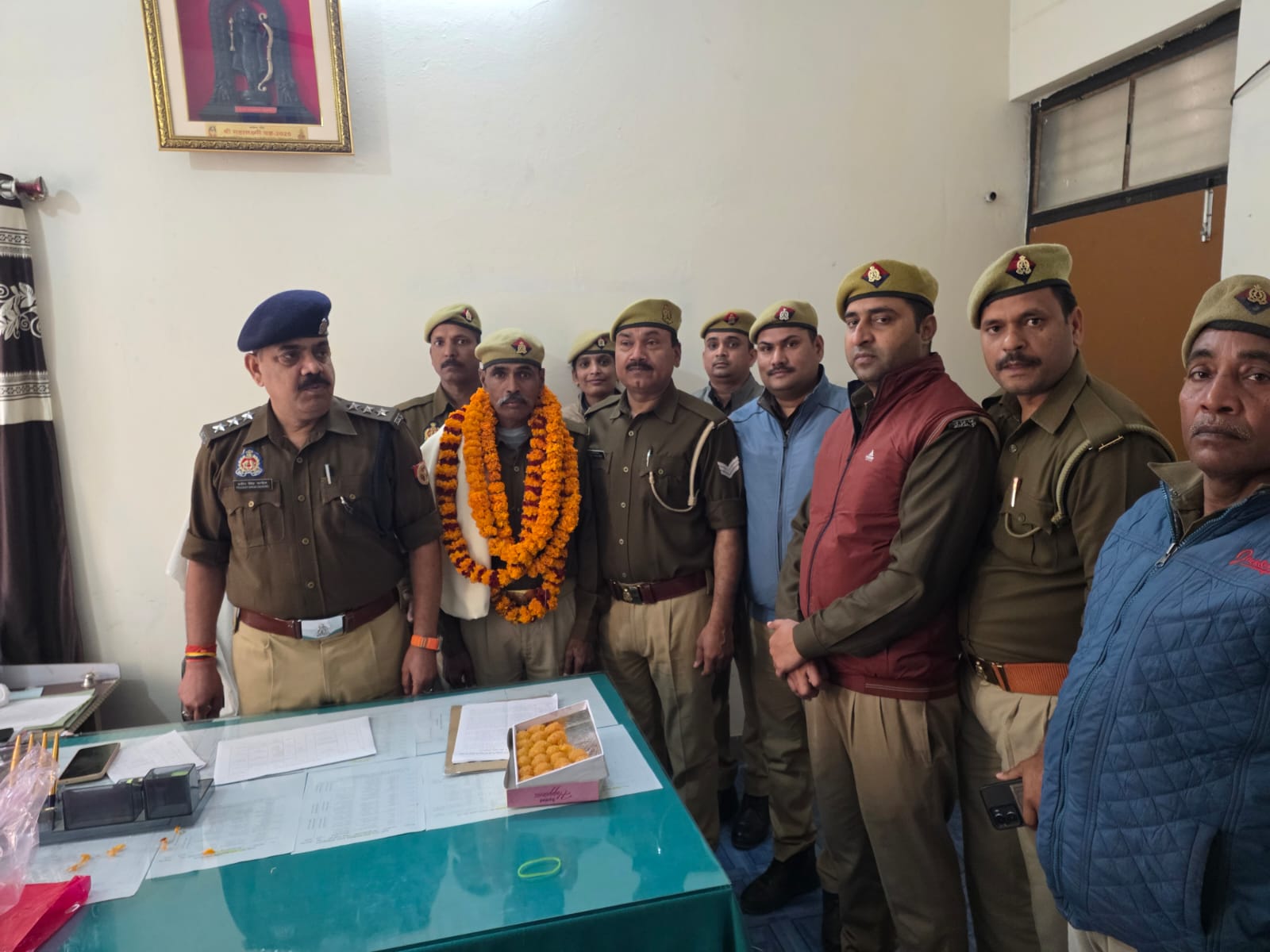 आलापुर में पीआरडी जवान को दी गई भावभीनी विदाई, 42 वर्षों की सेवा के बाद हुए सेवानिवृत्त