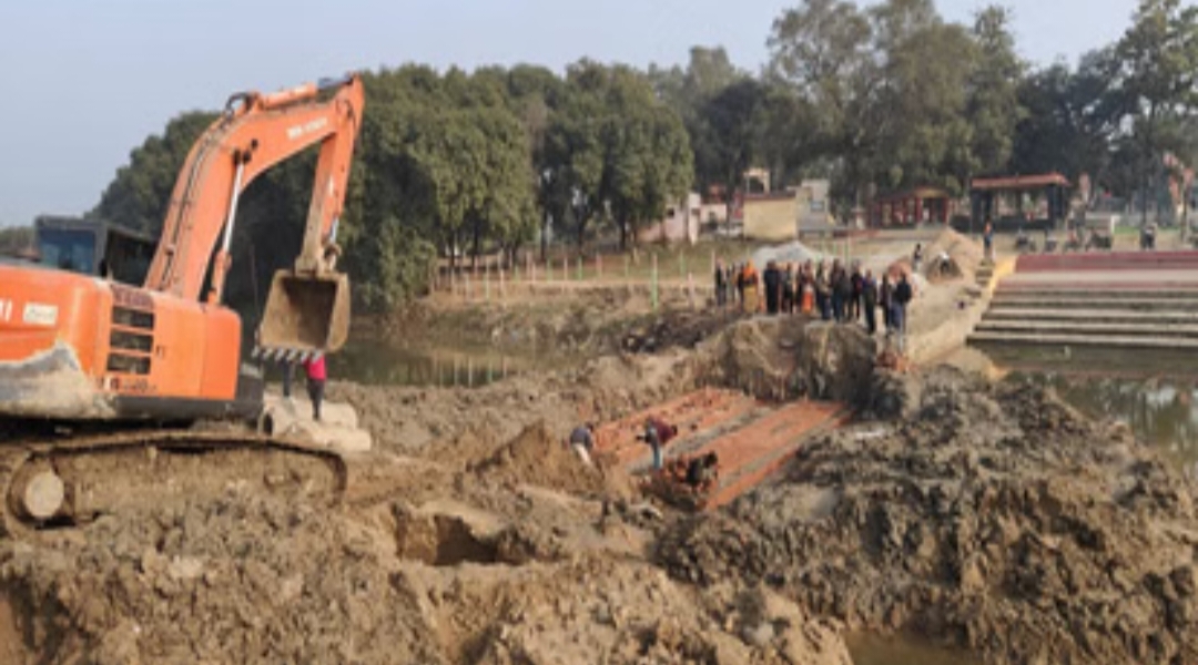 तमसा–बिसुही नदी के संगम तट पर रपटा पुल निर्माण शुरू, लंबाई कम होने पर ग्रामीणों में आक्रोश