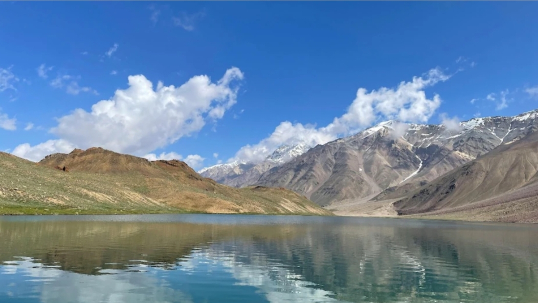 हिमालय की गोद में छुपा चमत्कार: चंद्रताल झील, जहां दिन में तीन बार बदलता है पानी का रंग