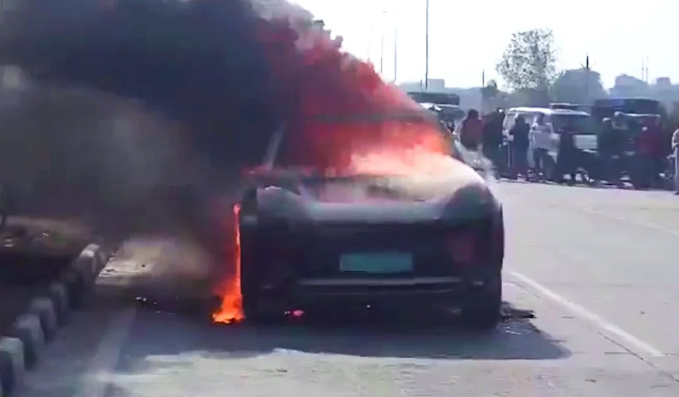 बीच सड़क धू-धू कर जली Mahindra की इलेक्ट्रिक कार, कंपनी ने जारी किया आधिकारिक बयान