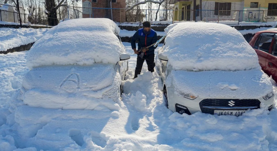 10 घंटे तक जाम में फंसे पर्यटक, 15 KM तक गाड़ियों की कतारें; कुल्लू–मनाली में बर्फबारी ने बिगाड़ी व्यवस्था