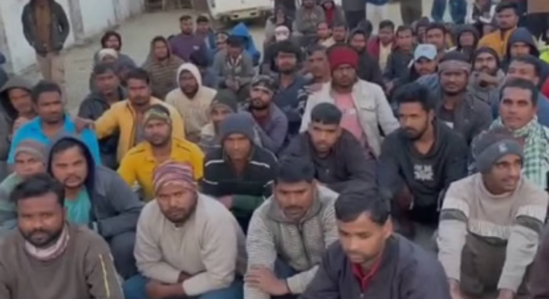 सऊदी अरब में फंसे अंबेडकरनगर के मजदूरों की गुहार: 161 भारतीयों ने वीडियो जारी कर मांगी मदद, भूख-प्यास से हालात बदतर