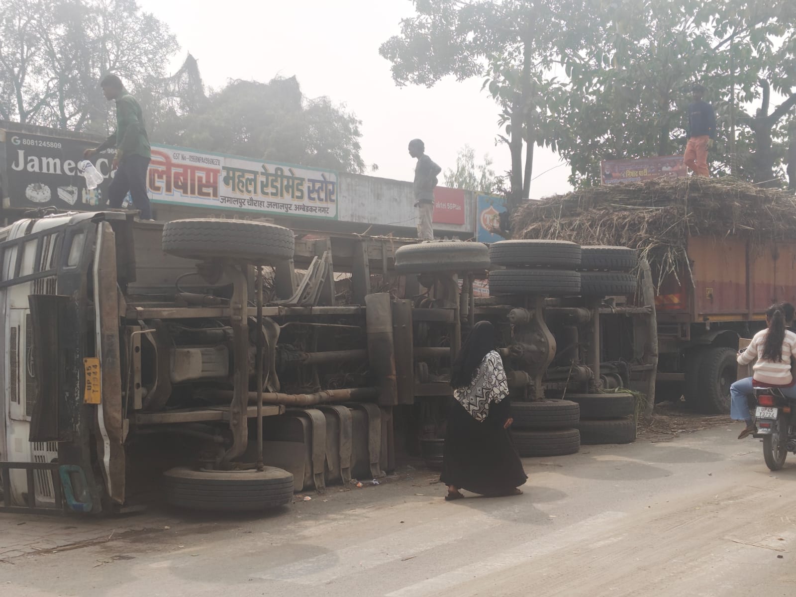 जमालपुर चौराहे पर ओवरलोड गन्ना लदी ट्रक पलटी, टीनशेड क्षतिग्रस्त, कोई जनहानि नहीं