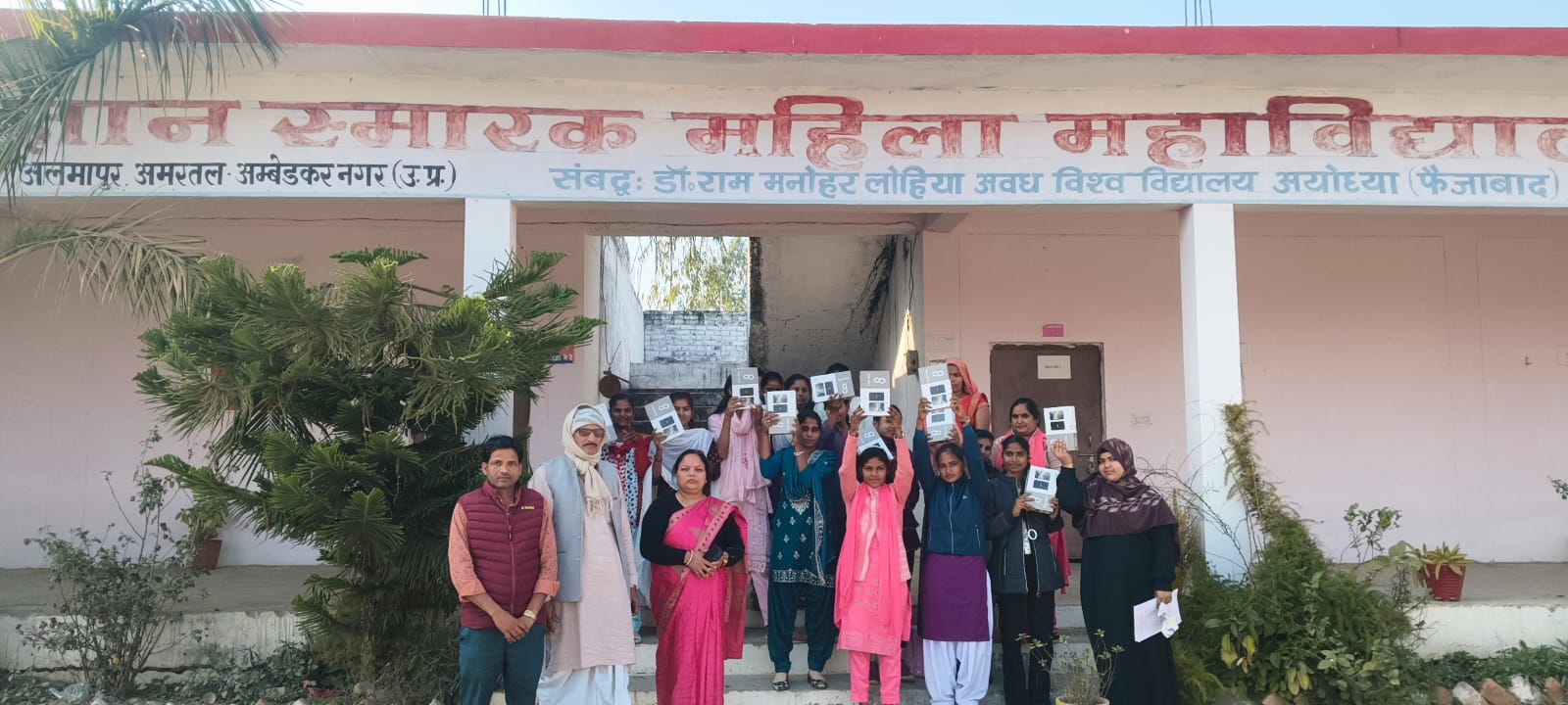 टैबलेट पाकर छात्राओं के चेहरे खिले, डिजिटल शिक्षा की ओर बढ़ा कदम