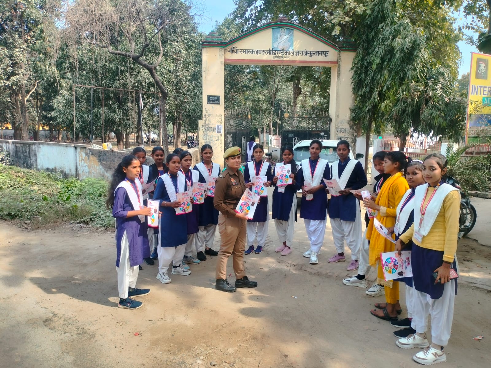 मिशन शक्ति 5.0 के तहत अम्बेडकरनगर में महिला सशक्तिकरण अभियान, स्कूलों–बाजारों में बांटे गए जागरूकता पंपलेट
