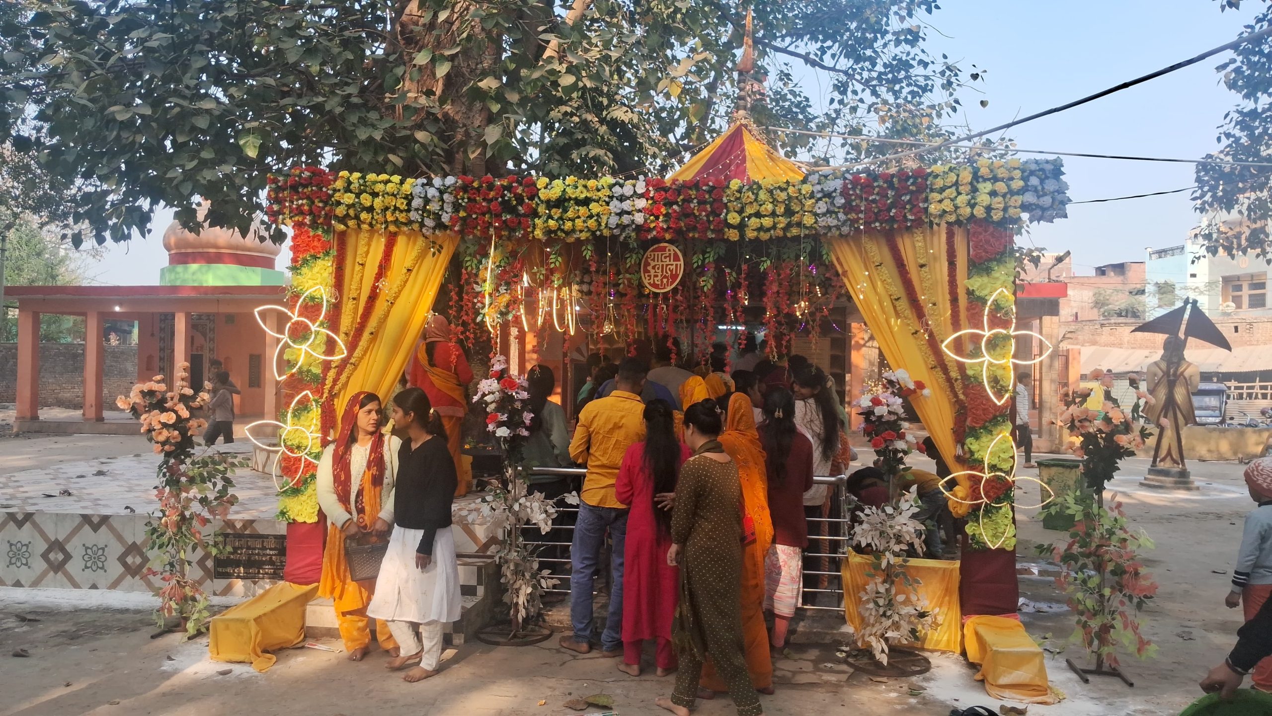 बम-बम भोले: महाशिवरात्रि पर जलालपुर में उमड़ा आस्था का महासागर, शिवालयों में दिनभर लगी रहीं कतारें