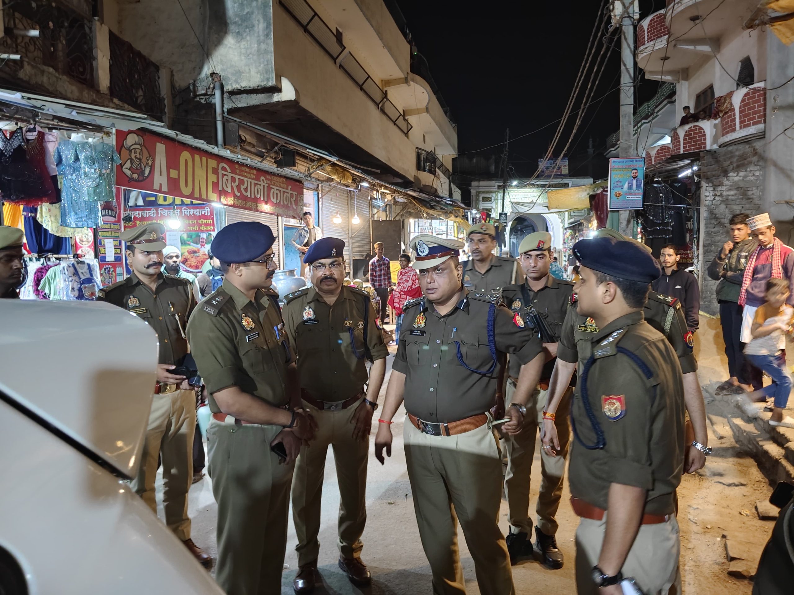 किछौछा दरगाह में डीआईजी व एसपी ने किया पैदल गश्त, त्योहारों को लेकर सुरक्षा व्यवस्था का लिया जायजा