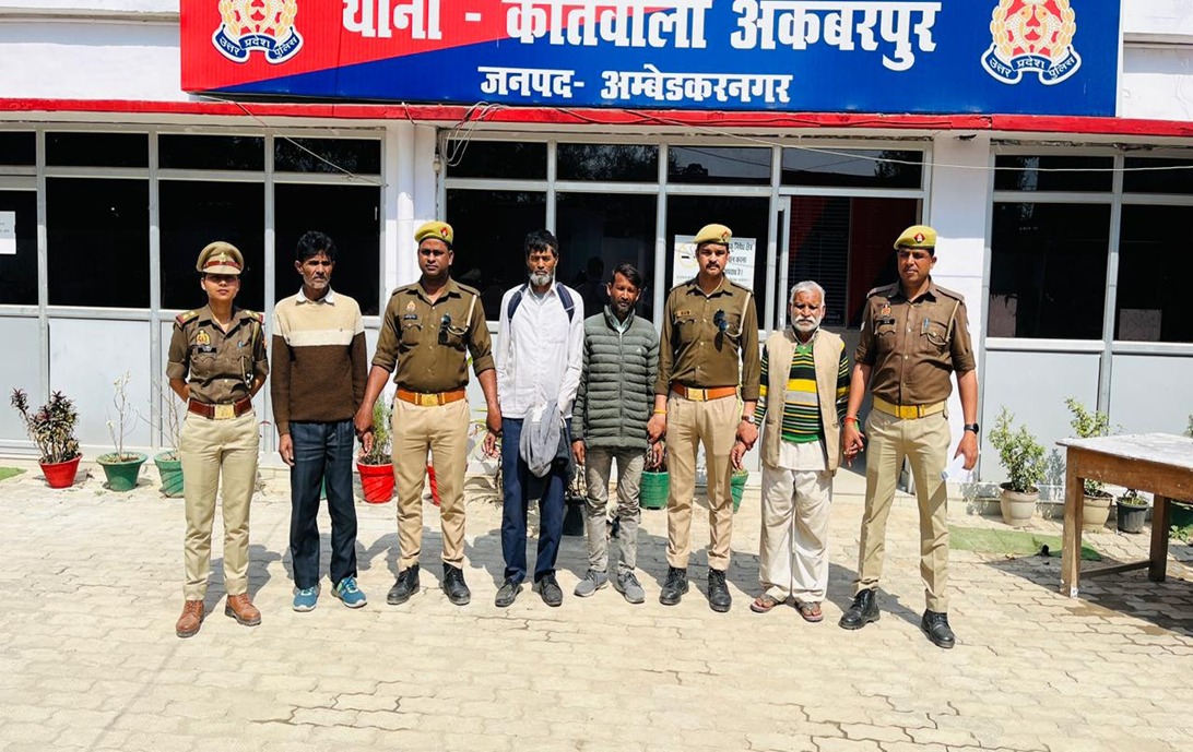अम्बेडकरनगर में चोरी के जेवरात के साथ चार अभियुक्त गिरफ्तार, पुलिस की बड़ी सफलता