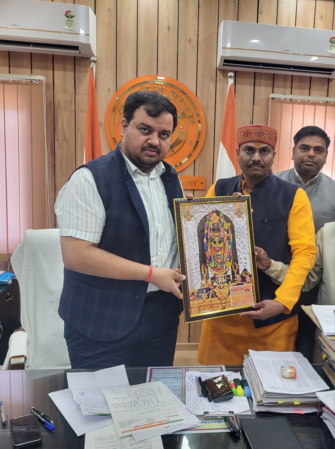 क्षेत्रीय सड़कों के निर्माण व मरम्मत को लेकर डीएम को सौंपा ज्ञापन