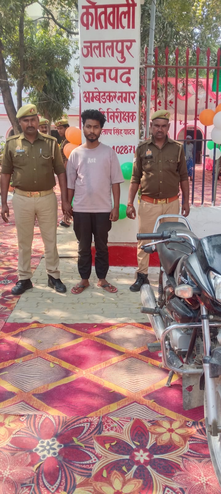 वांछित अभियुक्त अमन खान गिरफ्तार, मोटरसाइकिल बरामद