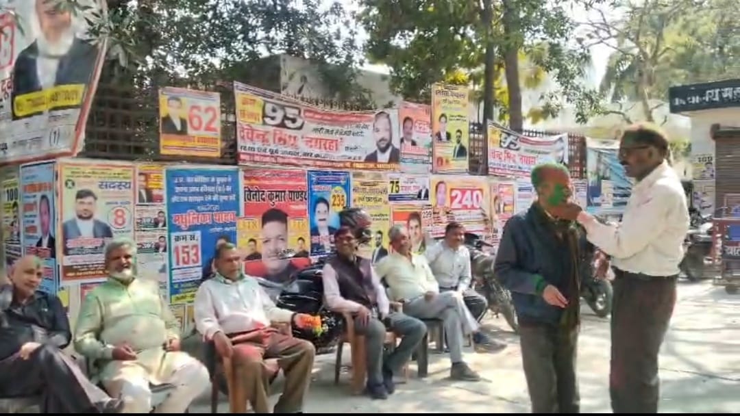 जलालपुर तहसील परिसर में अधिवक्ताओं ने मनाई रंगोत्सव की होली, भाईचारे का दिया संदेश
