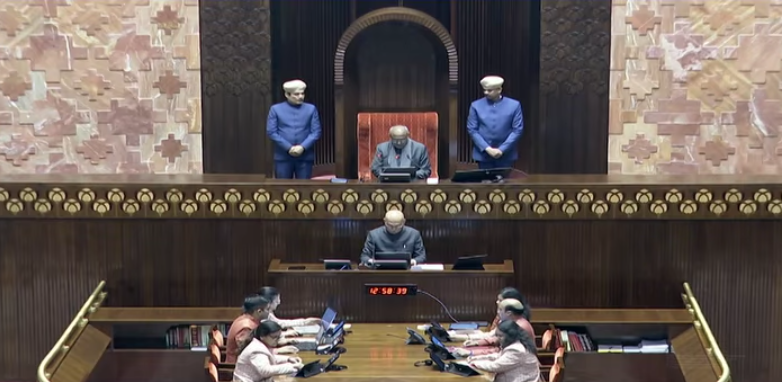 लोकसभा में जोरदार हंगामा: चेयर पर कागज उछालने के आरोप में आठ विपक्षी सांसद पूरे सत्र के लिए निलंबित