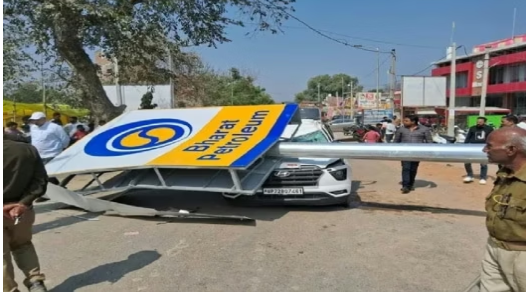 प्रतापगढ़ में दिल दहला देने वाला हादसा: चलती कार पर गिरी पेट्रोल पंप की होर्डिंग, सपा नेता लाल बहादुर यादव की मौत