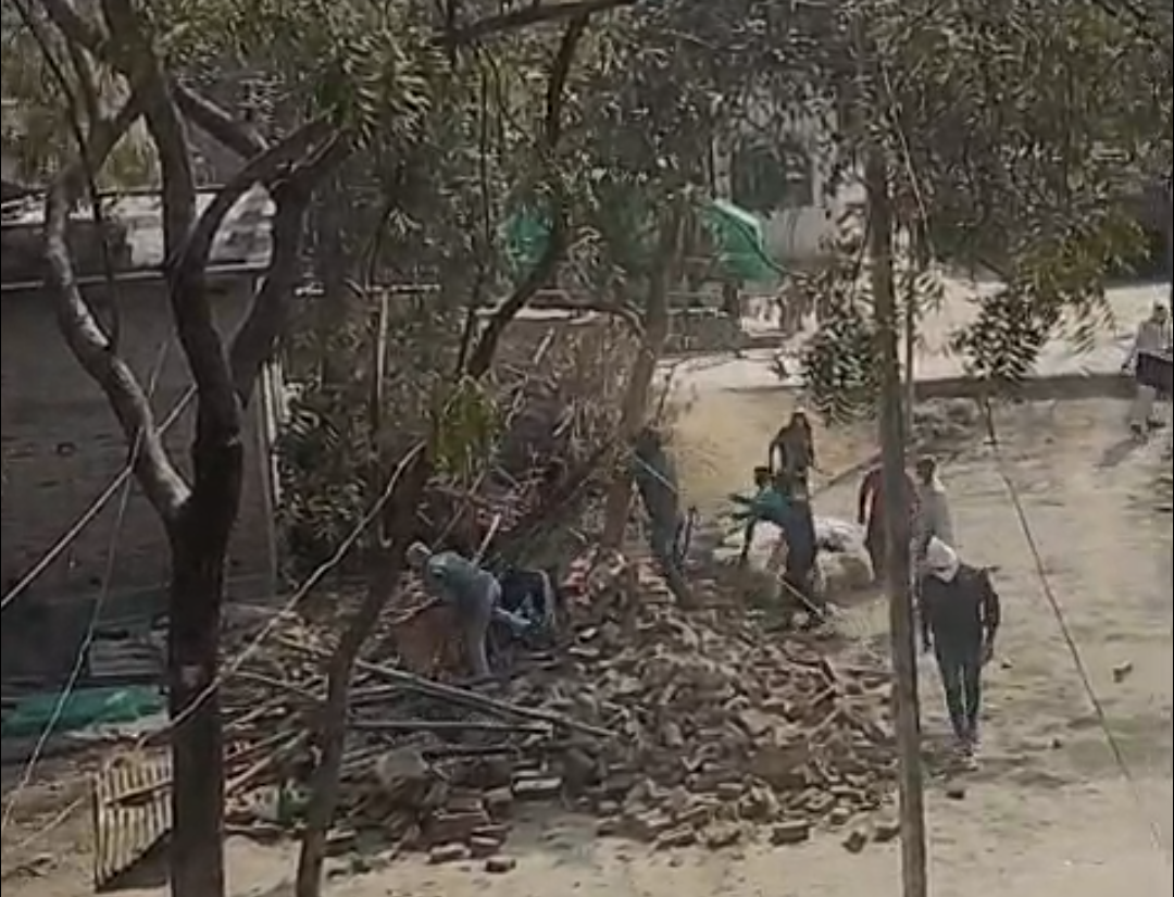 टीन शेड नुमा आशियाना गिराने का आरोप, विरोध करने पर मारपीट — पुलिस जांच में जुटी