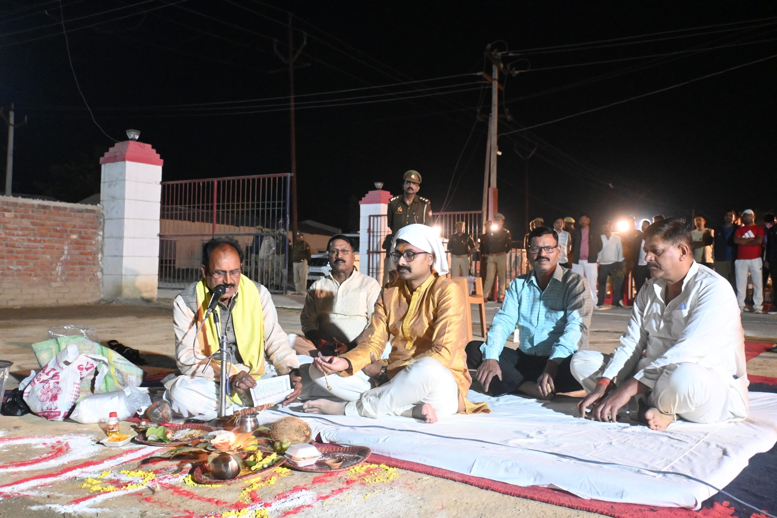 पुलिस लाइन अम्बेडकरनगर में पारंपरिक विधि-विधान से हुआ होलिका दहन, एसपी अभिजीत आर शंकर ने दी होली की शुभकामनाएं