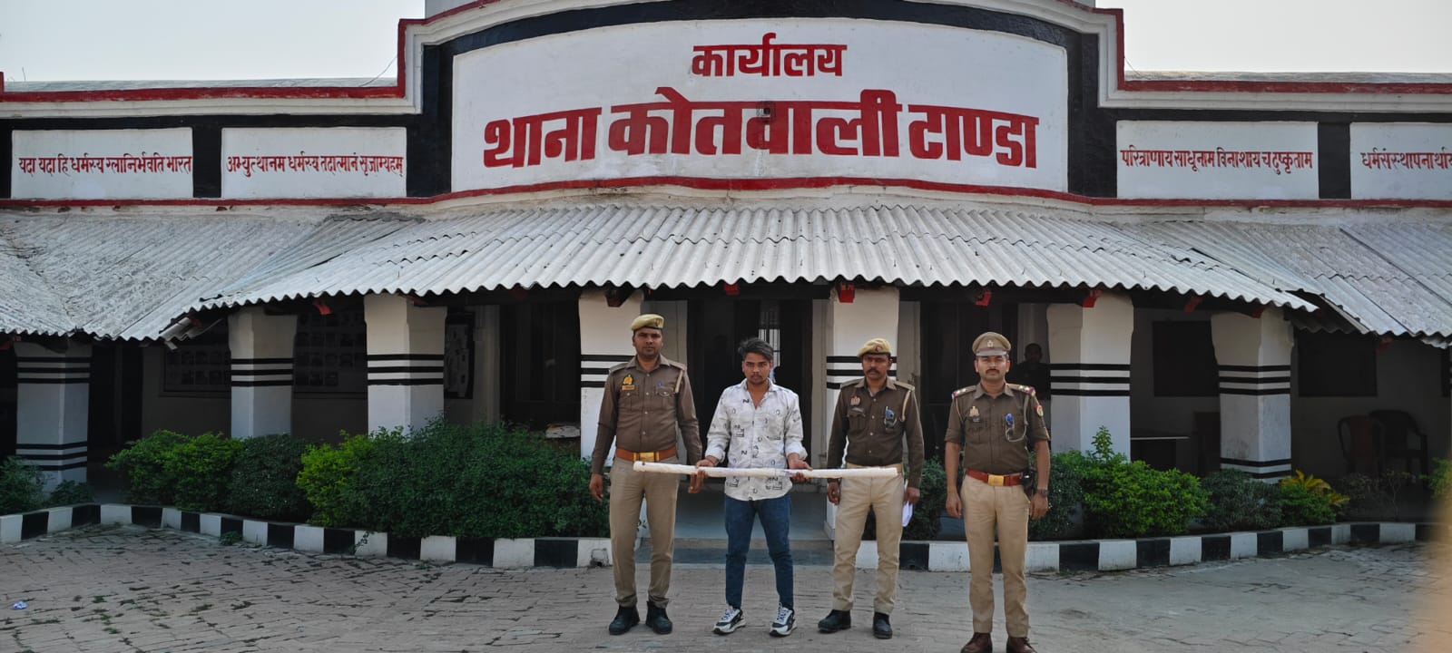 थाना टाण्डा पुलिस ने मारपीट के आरोपी को किया गिरफ्तार, घटना में प्रयुक्त डंडा बरामद