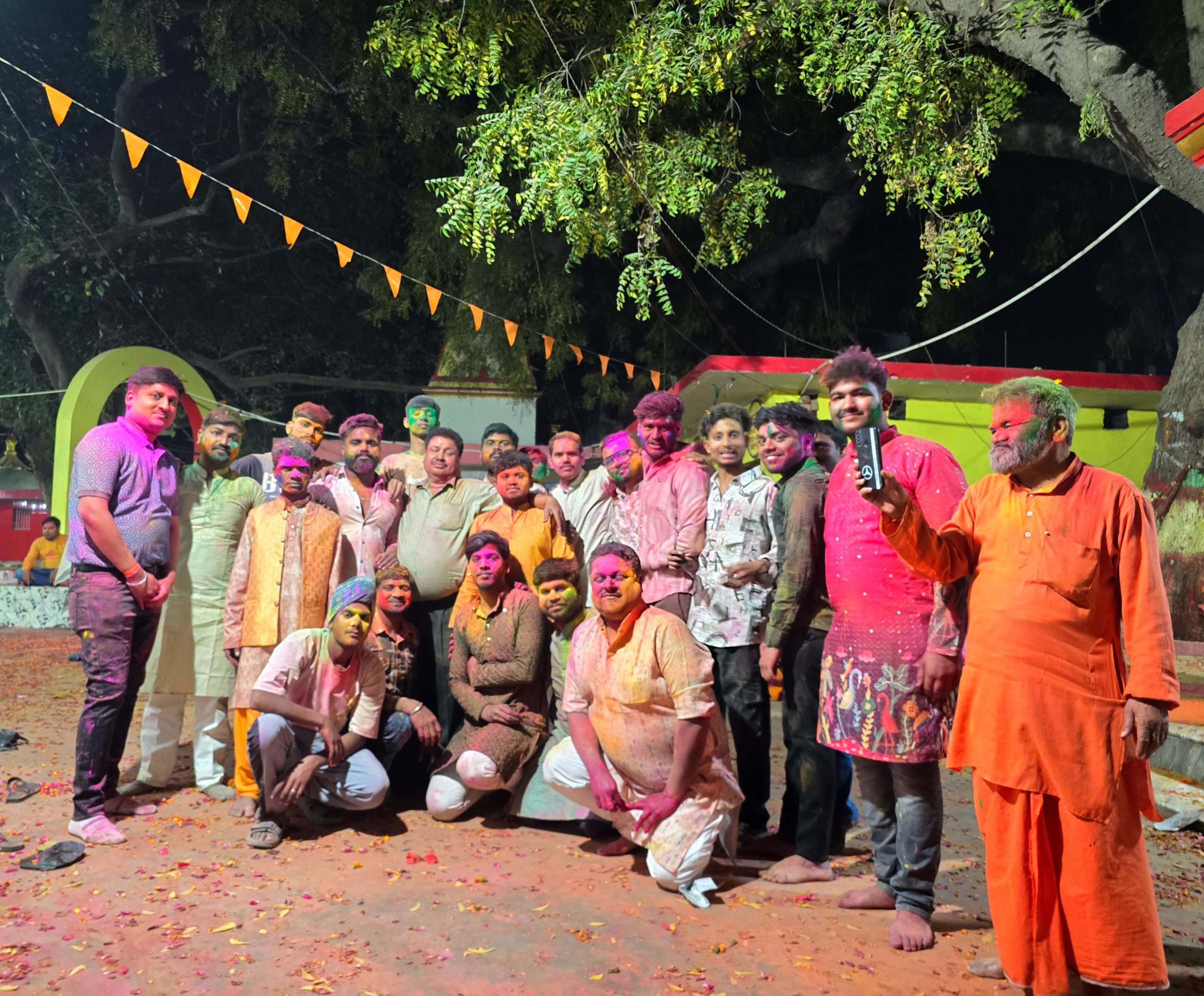 अबीर-गुलाल में सराबोर हुआ जलालपुर, मंदिरों की फूलों की होली में बिखरा प्रेम का रंग