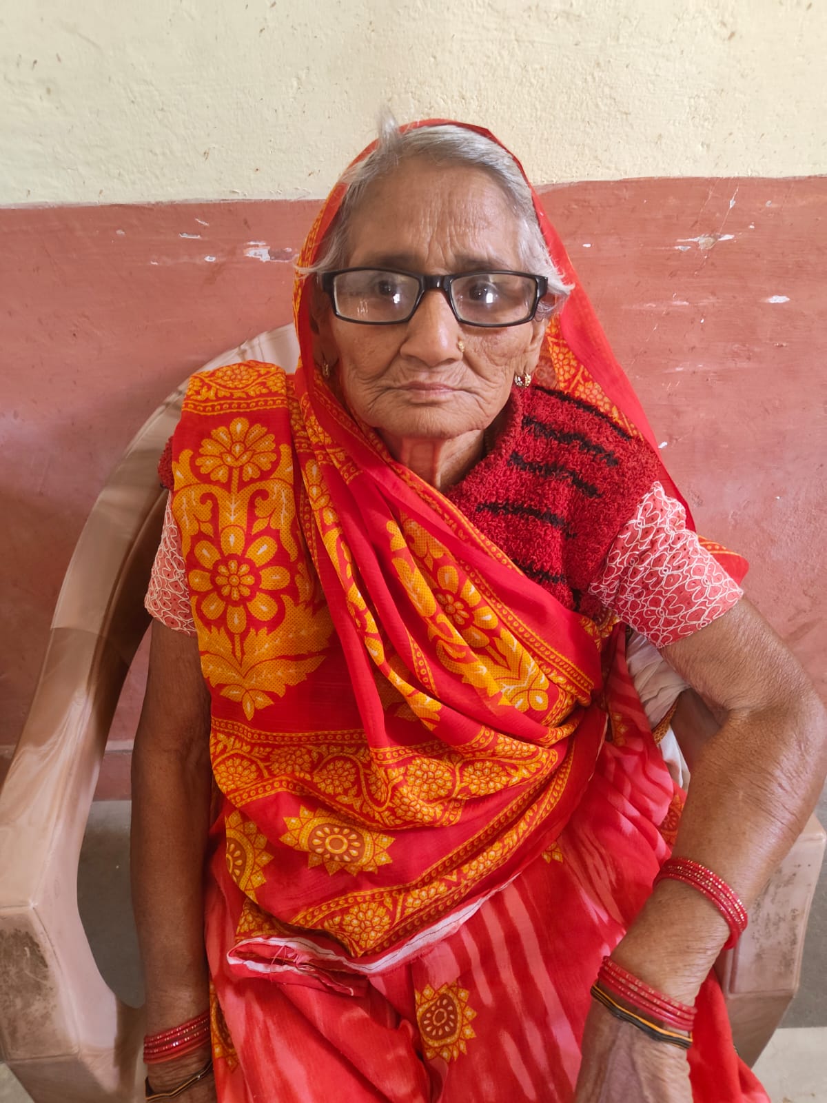 शौचालय न होने से परेशान 85 वर्षीय बुजुर्ग महिला ने सम्पूर्ण समाधान दिवस में लगाई गुहार, फर्जी रिपोर्ट का आरोप