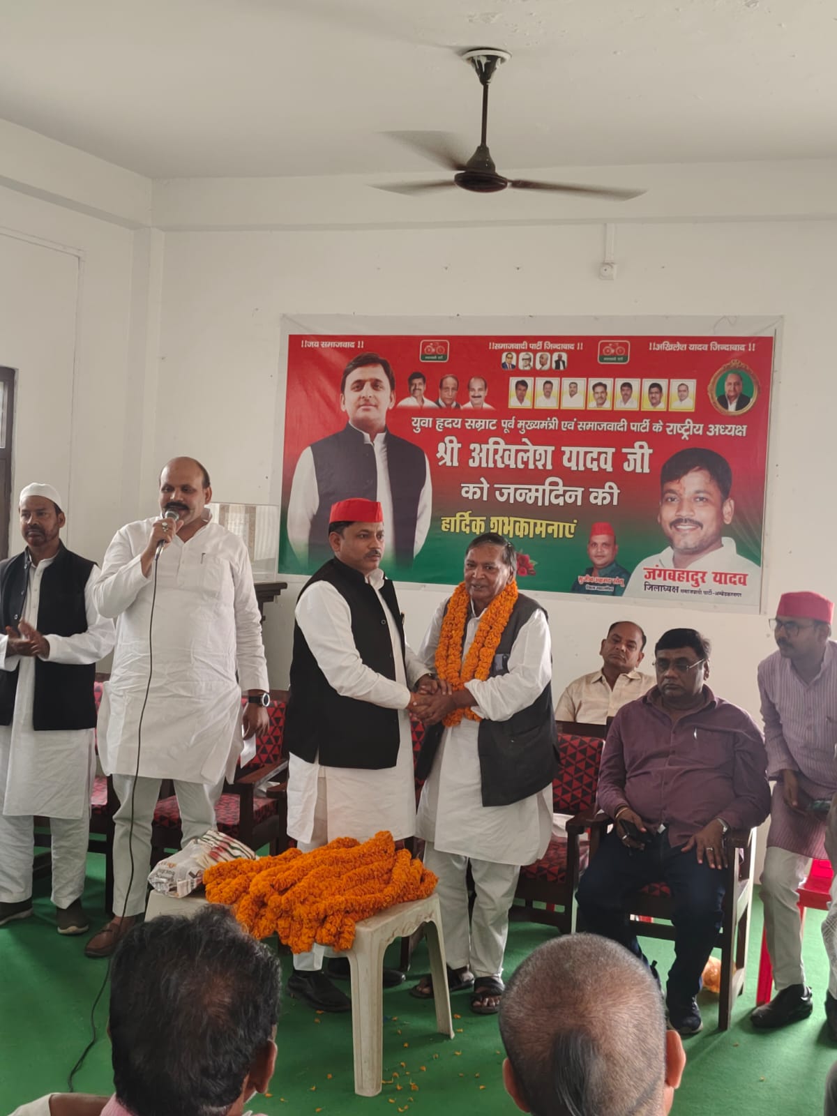 सपा जिला कार्यालय पर क़मर हयात अंसारी के प्रथम आगमन पर हुआ जोरदार स्वागत