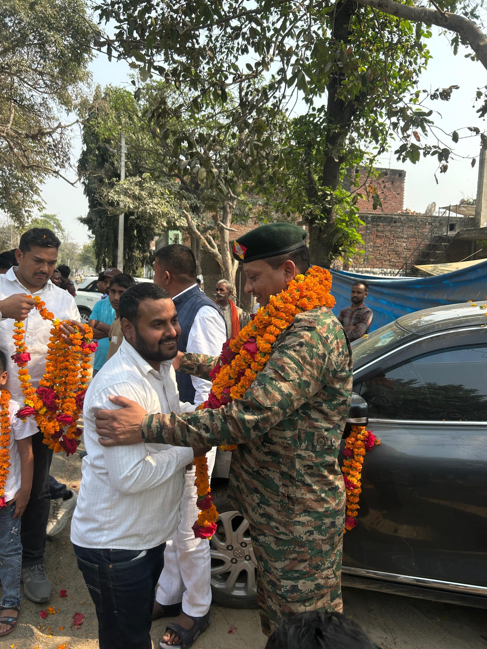 सेवानिवृत्त हवलदार शिव शंकर यादव का आलापुर क्षेत्र में भव्य स्वागत, ग्रामीणों ने पुष्प वर्षा कर किया सम्मान