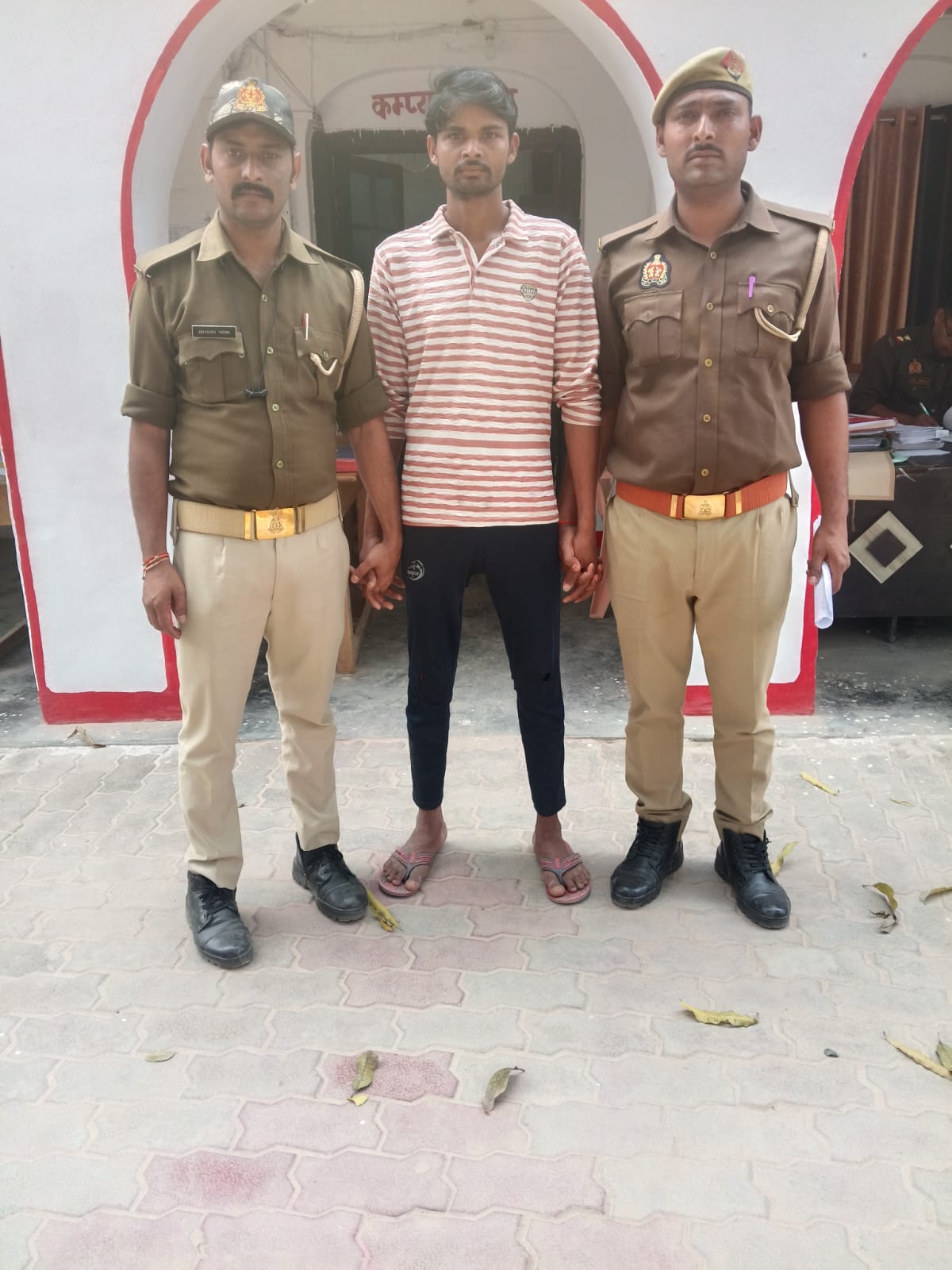 जलालपुर पुलिस की बड़ी कार्रवाई: चोरी के दो मामलों में वांछित अभियुक्त रमेश उर्फ बिप्पी ठठेरा गिरफ्तार