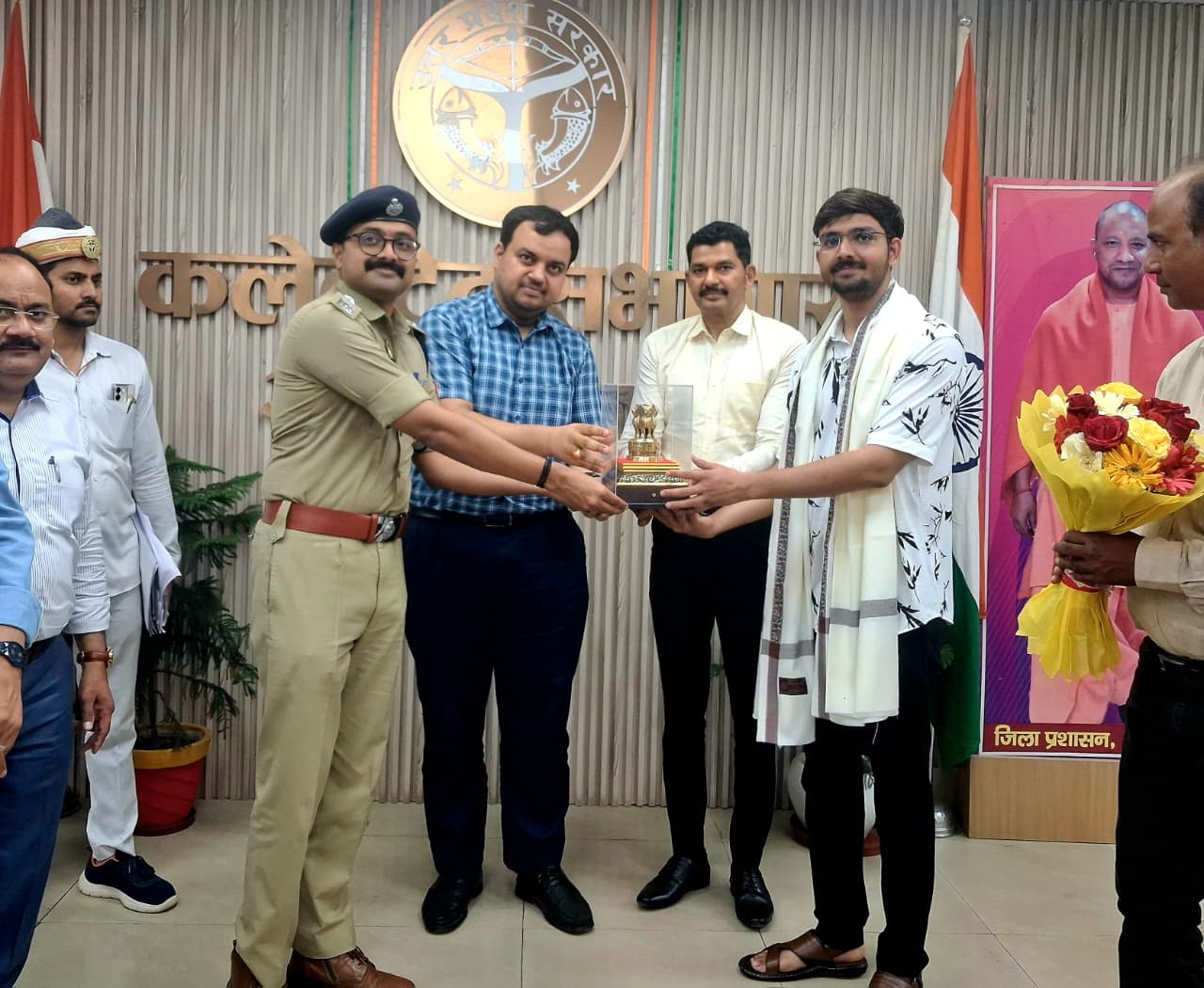 यूपीएससी में सफल मेधावी छात्रों को डीएम व एसपी ने किया सम्मानित, दी उज्ज्वल भविष्य की शुभकामनाएं