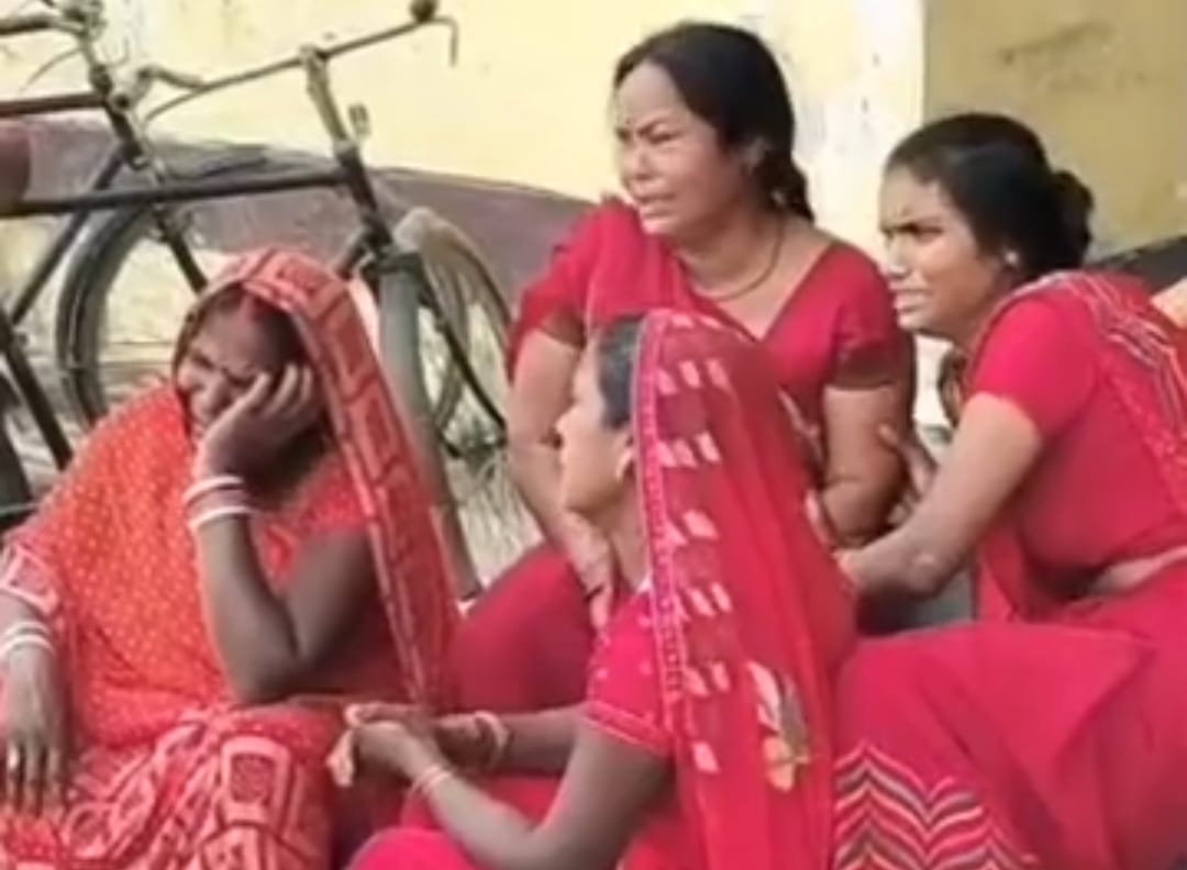 मधुमक्खियों के हमले से मेला बना मातम: दर्शन करने आए श्रद्धालु की मौत, दो घायल