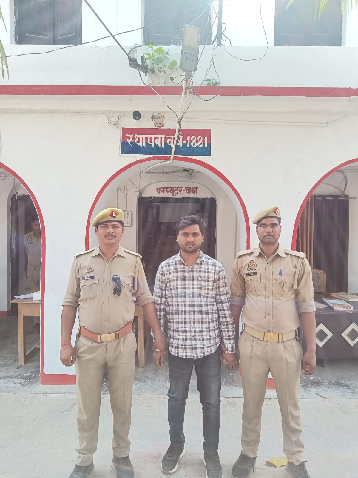 वाजिदपुर पुल के पास से वांछित आरोपी गिरफ्तार, जलालपुर पुलिस की कार्रवाई