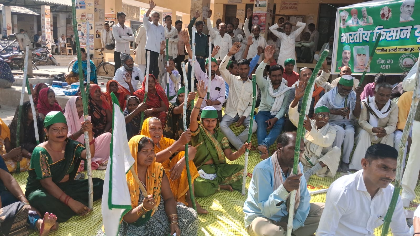 समस्याओं को लेकर भाकियू का तहसील में धरना, एसडीएम को सौंपा ज्ञापन