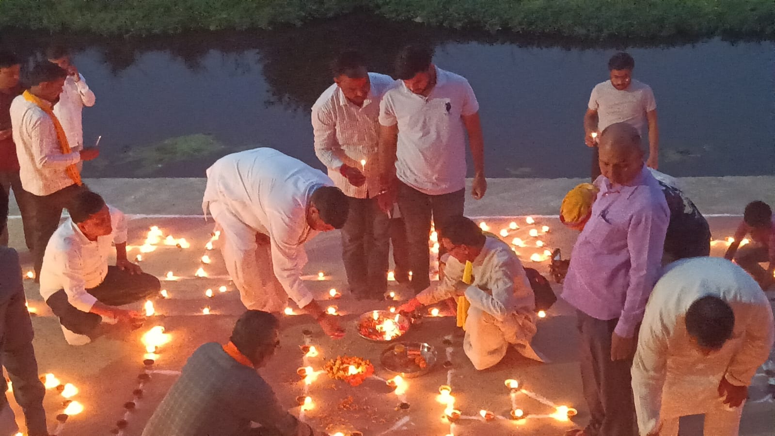 नवसंवत्सर पर आस्था का दीपोत्सव, तमसा तट जगमगाया; श्रद्धालुओं ने उठाई नदी के पुनर्जीवन की मांग