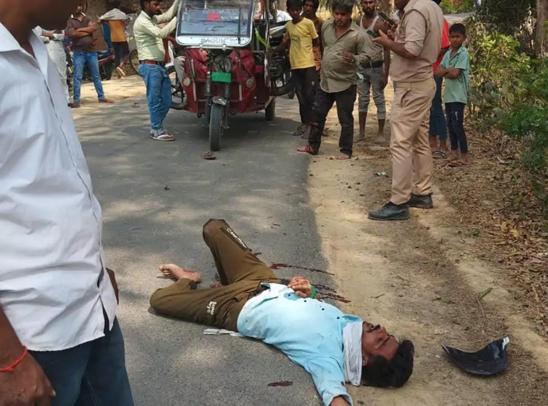 अंबेडकरनगर में भीषण सड़क हादसा: दो युवक गंभीर, एंबुलेंस की देरी पर भड़का गुस्सा