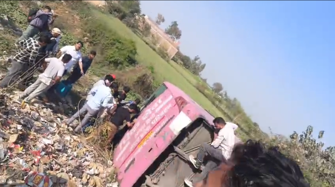 रॉन्ग साइड से आ रही बाइक को बचाने में बस खाई में पलटी, एक की मौत, कई घायल