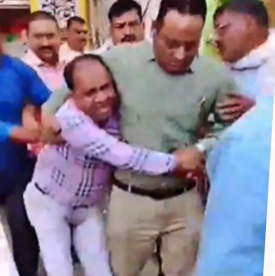 साहब, हाथ जोड़ रहे हैं…’ रिश्वत लेते रंगे हाथ दबोचा गया CMO ऑफिस का बाबू, विजिलेंस ने घसीटकर किया गिरफ्तार