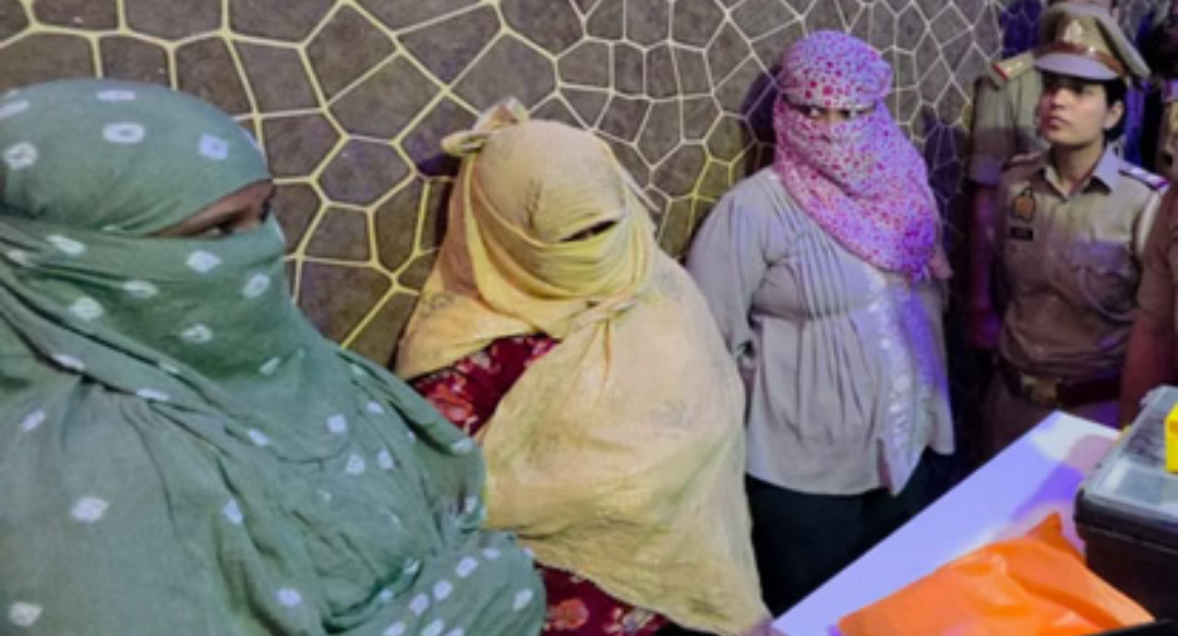 वाराणसी में स्पा सेंटर पर छापा, अनैतिक गतिविधियों के आरोप में 5 हिरासत में