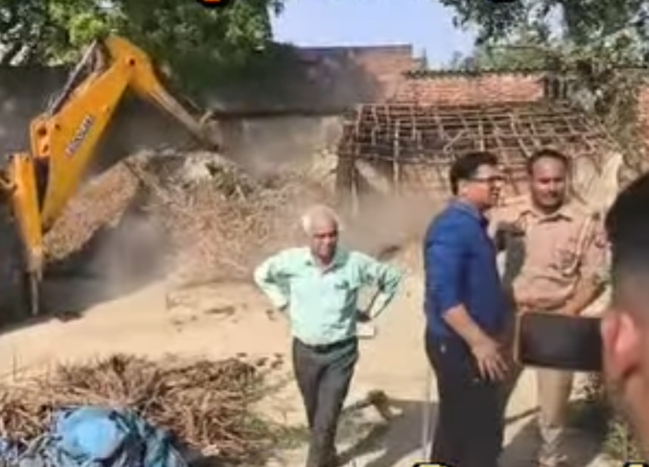 अवैध कब्जे पर चला बुलडोजर, न्यायिक प्रक्रिया के बाद ग्राम अरई की जमीन हुई मुक्त