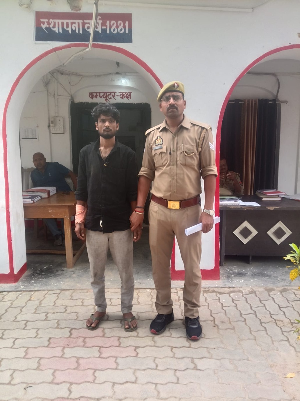जलालपुर पुलिस को सफलता: वांछित अभियुक्त शनि गुप्ता गिरफ्तार, चोरी का सामान बरामद