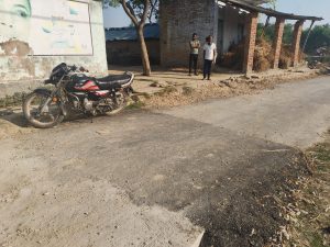 लगभग 25 मीटर की दूरी, लेकिन विकास से कोसों दूर — अधूरी सड़क ने बढ़ाया ग्रामीणों का आक्रोश”