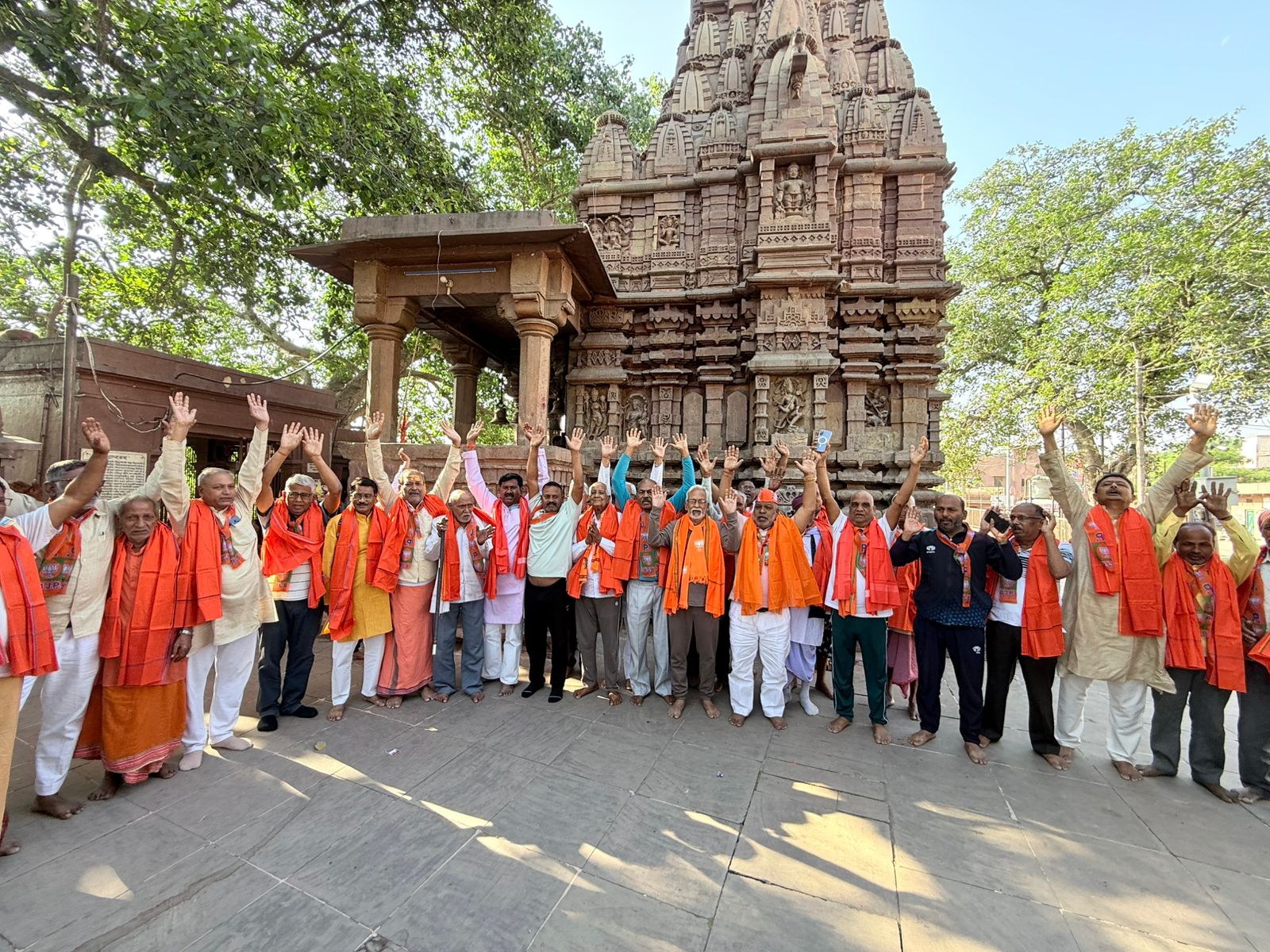भाजपा स्थापना दिवस पर कर्दमेश्वर महादेव मंदिर परिसर में चला स्वच्छता अभियान, वरिष्ठ कार्यकर्ताओं का हुआ सम्मान