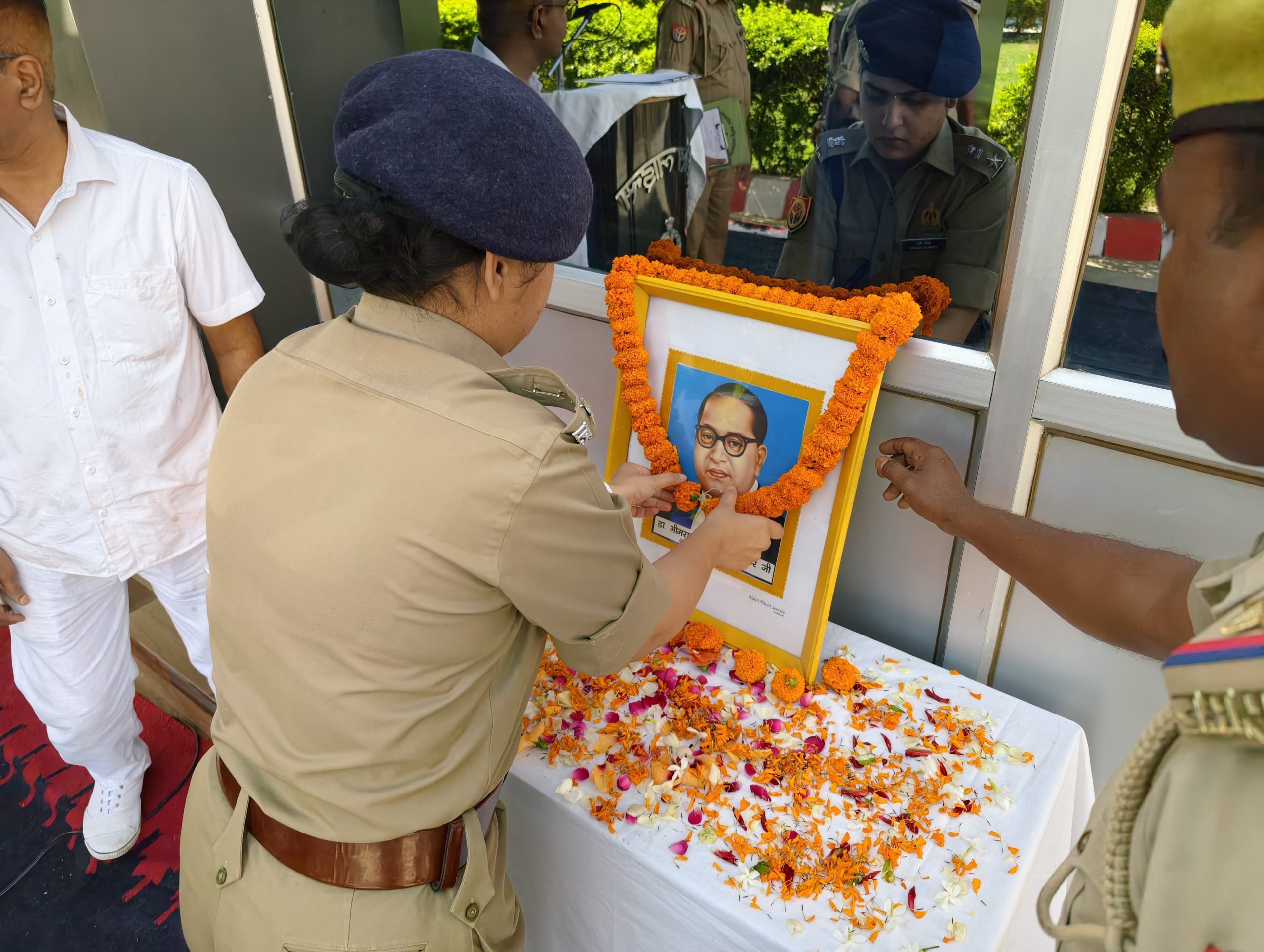 अम्बेडकर जयंती पर पुलिस कार्यालय में श्रद्धांजलि, एसपी प्राची सिंह ने बाबा साहेब के आदर्शों पर चलने का दिया संदेश  ।  संविधान निर्माता डॉ. भीमराव आंबेडकर को अर्पित किए श्रद्धा-सुमन, अधिकारियों-कर्मचारियों ने किया माल्यार्पण