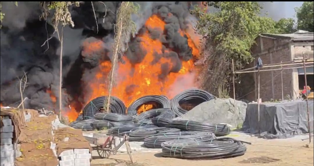 अकबरपुर में बाग में रखी पाइप में भीषण आग, फायर ब्रिगेड ने पाया काबू