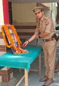 जूता पहनकर बाबा साहेब की प्रतिमा पर माल्यार्पण का आरोप, फोटो वायरल होने पर भड़का जनाक्रोश